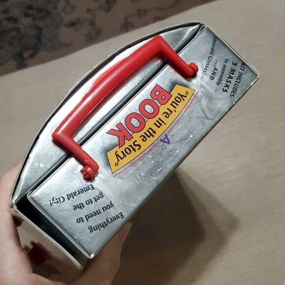 WIZARD OF OZ MASKS, BOOK, EMERALD CITY GLASSES & KEEPSAKE TINMAN BOX 1998, & DVD - Picture 13 of 16